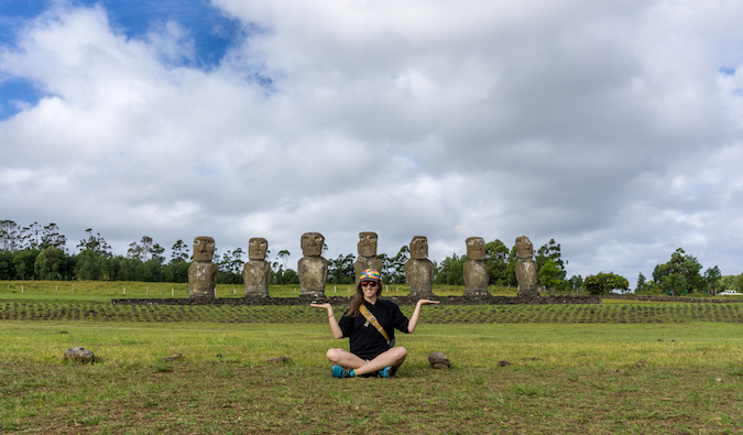 Solo viajero haciendo senderismo por la exuberante Isla de Pascua