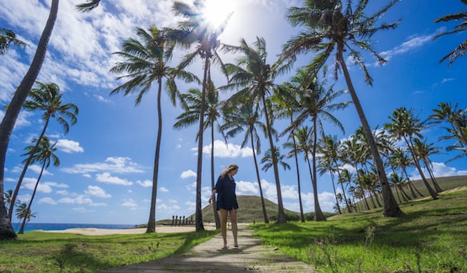 Viajera sola alojándose entre las palmeras de Sudamérica