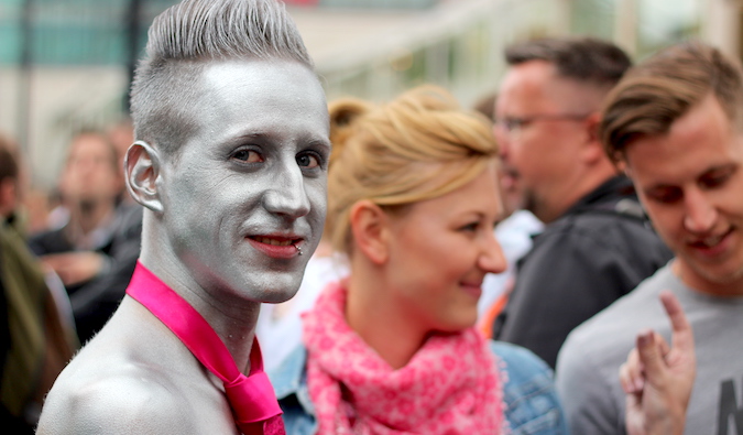 一个男人在银在柏林的LGBT骄傲事件中涂上银