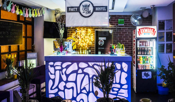 Las literas del Greg and Tom's Party Hostel situado en Europa en Cracovia, Polonia's Party Hostel located in Europe in Krakow, Poland