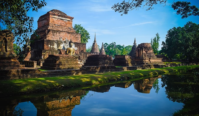 Sukhothai - kokoelma temppeleitä, joita ympäröi vallihauta