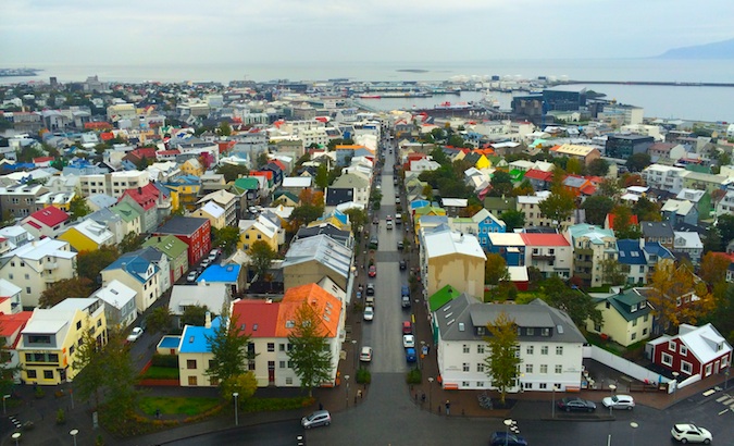 Reykjavik及其五颜六色的房屋从上面