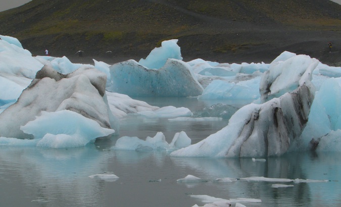 Jökulsárlón在冰岛东南流动的冰泻湖