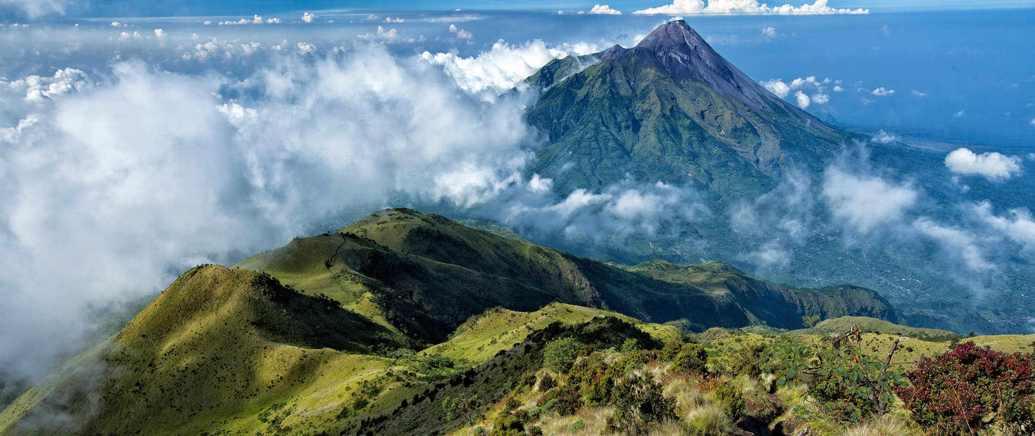 翠绿山和火山在印度尼西亚