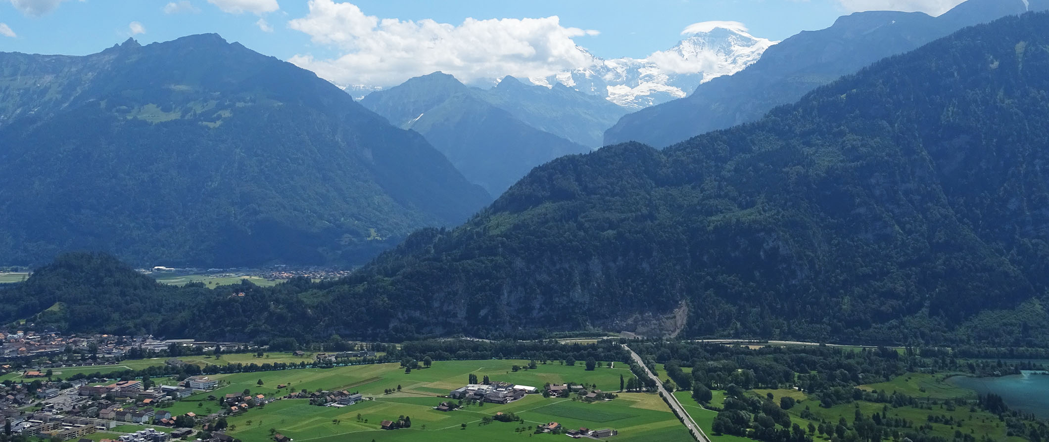 绿色多山风景在Interlaken，瑞士