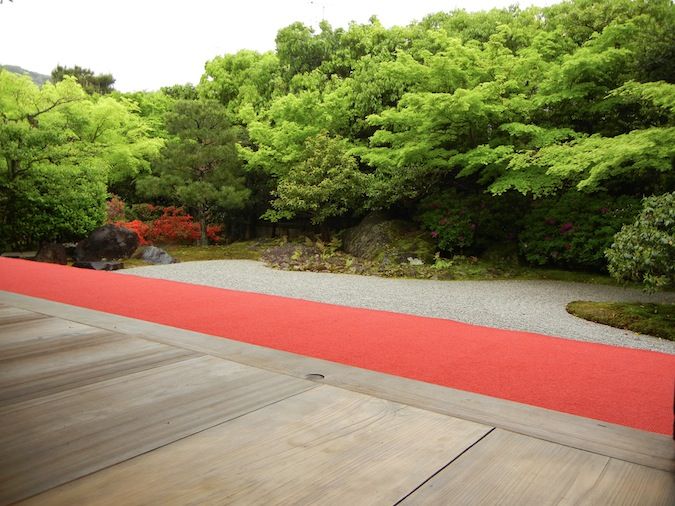 日本京都恩德仁寺的传统岩石和沙子花园