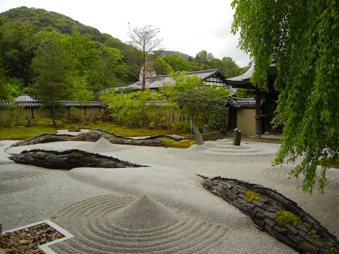 Kodaiji寺庙岩石庭院用倾斜的沙子在京都，日本