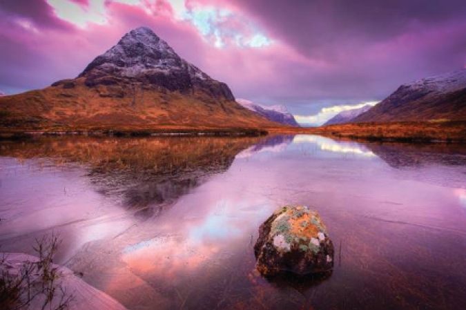 在一个冻湖的呼吸日落照片在Glencoe，苏格兰