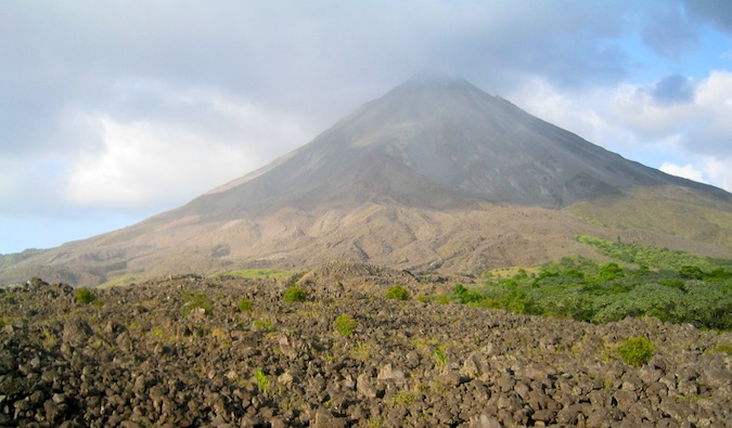 在哥斯达黎加的丛林中徒步旅行中的阿雷纳火山