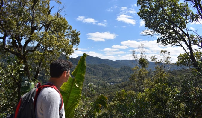 Nomadische Matt in Madagaskar die uitkijkt over de bergen en bossen