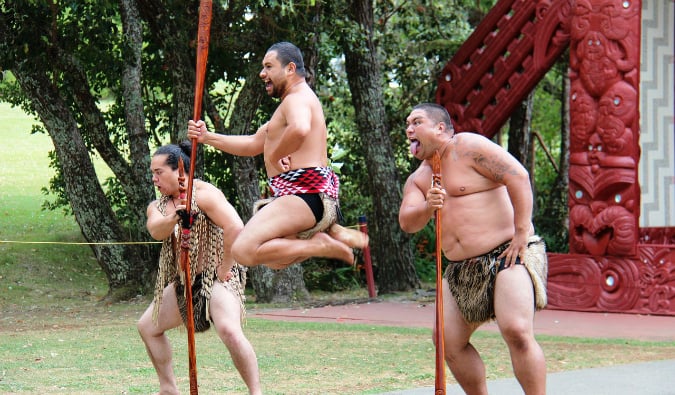 Guerreros maoríes haciendo una representación en Nueva Zelanda