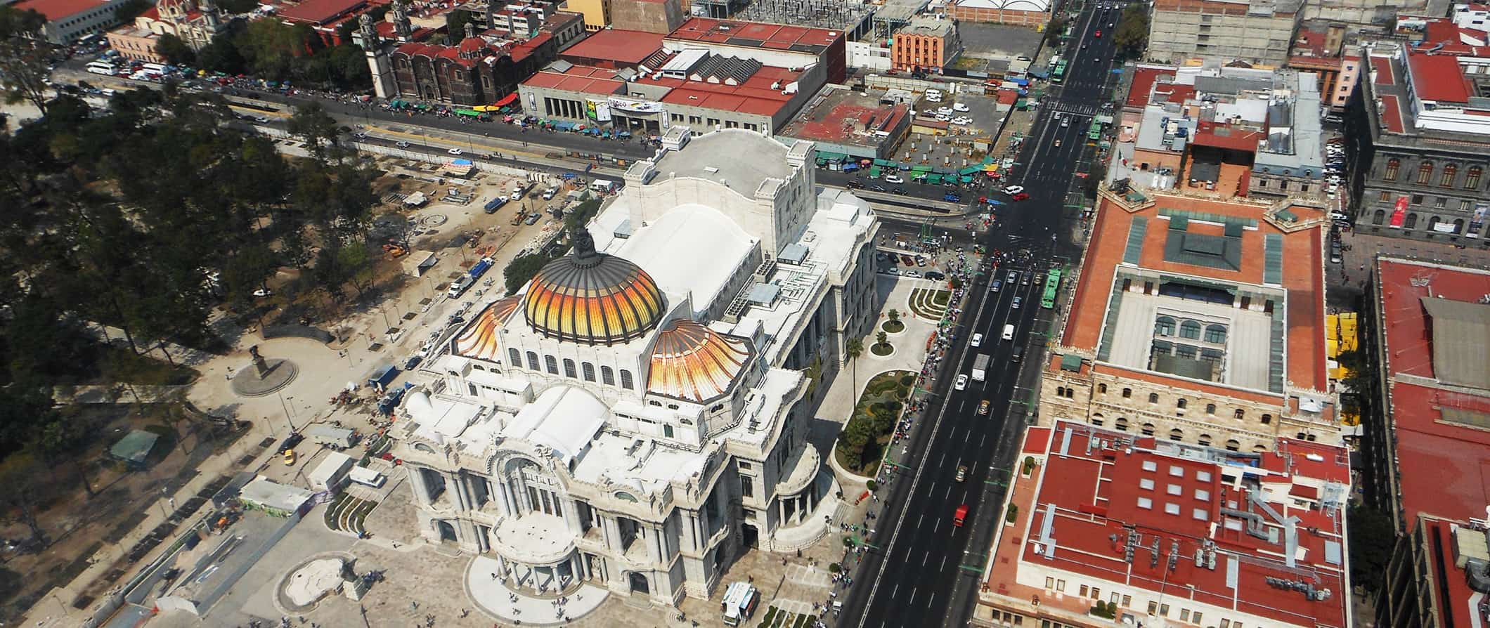 Vue survolant la trépidante Mexico depuis les hauteurs