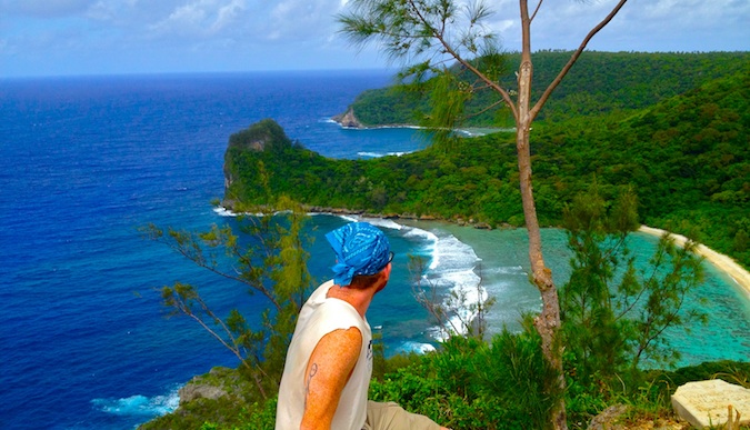 Michael regardant une magnifique plage entourée d'une jungle luxuriante