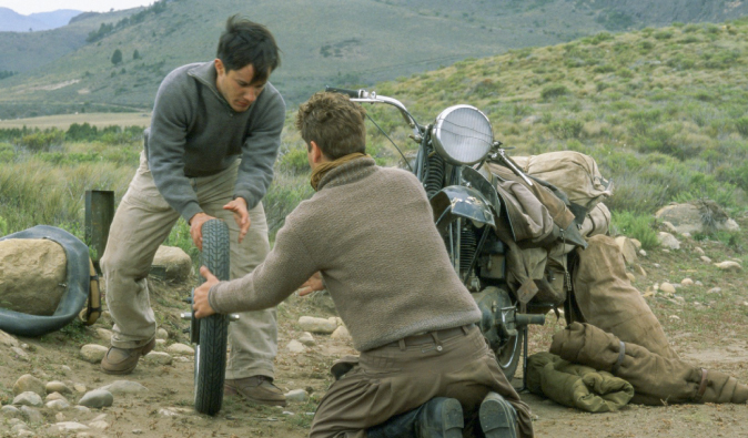 Characters fixing a bike in the travel movie: The Motorcycle Diaries