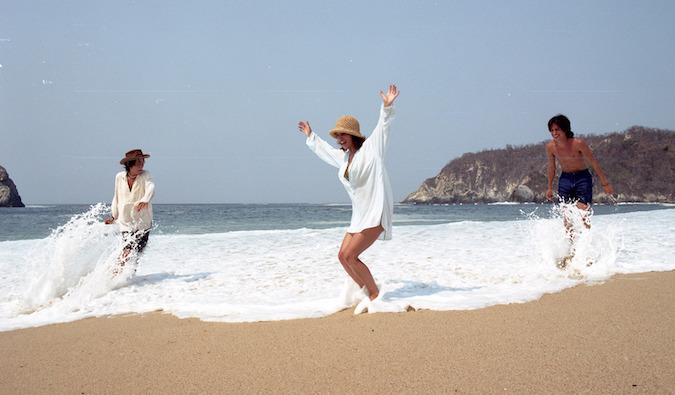 Main characters splashing in the ocean in y tu mama tambien film