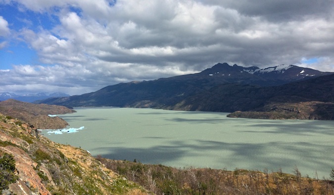 在冰川灰色的冰山湖