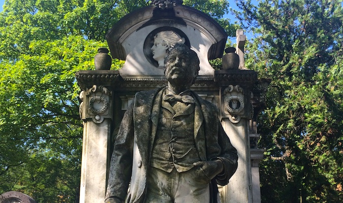 staue in graveyard in Paris at pere lachaise