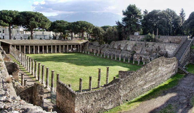 Pompeii Palestra的古老巨大的废墟在一个晴天