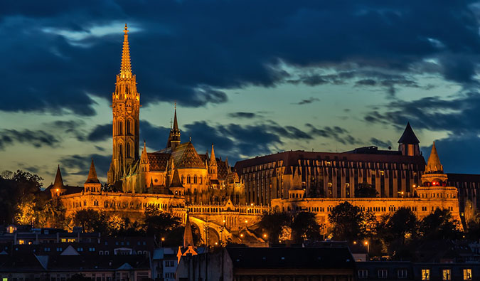 A giant cathedral in Budapest lit up at night