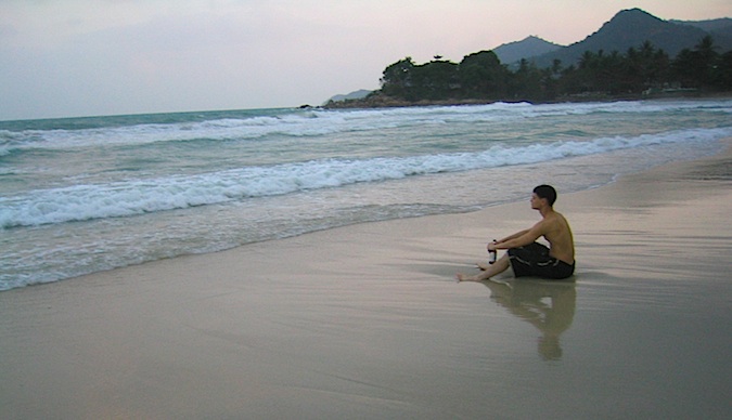 流浪的马特在泰国的海滩上思考