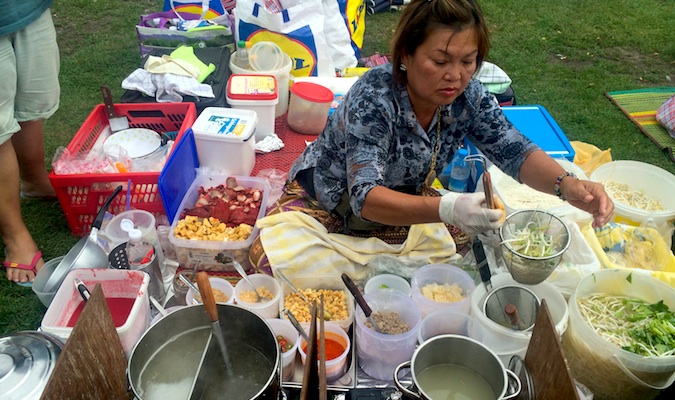 服务泰国食物的泰国夫人在一个市场上在柏林