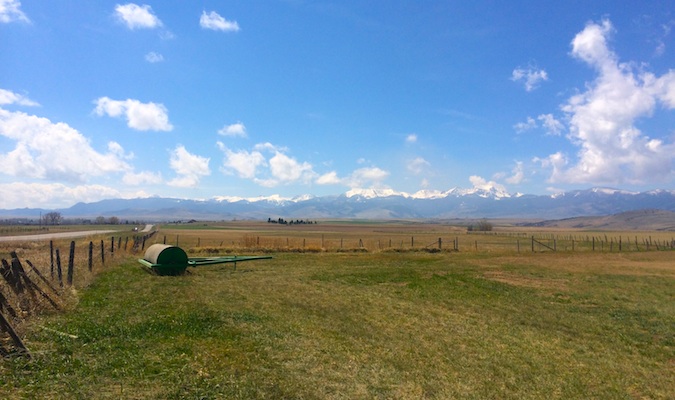 Terres agricoles ouvertes et vides dans le Montana, aux États-Unis