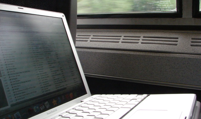 La computadora portátil viaja en un viaje en tren durante el día en el extranjero