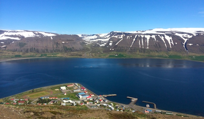 俯瞰Whiteeyri的景色赢得了冰岛的Westfjords