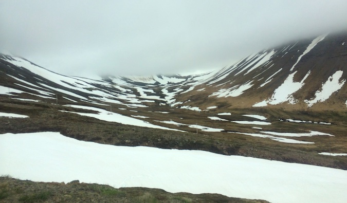 在冰岛的Westfjords的雪和有雾的山