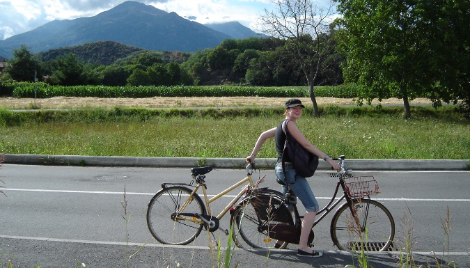 Sophie McGovern andando de bicicleta com a WWOOOF