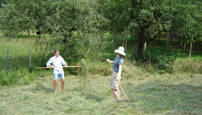 Dos mujeres trabajando en una granja en Italia con WWOOF